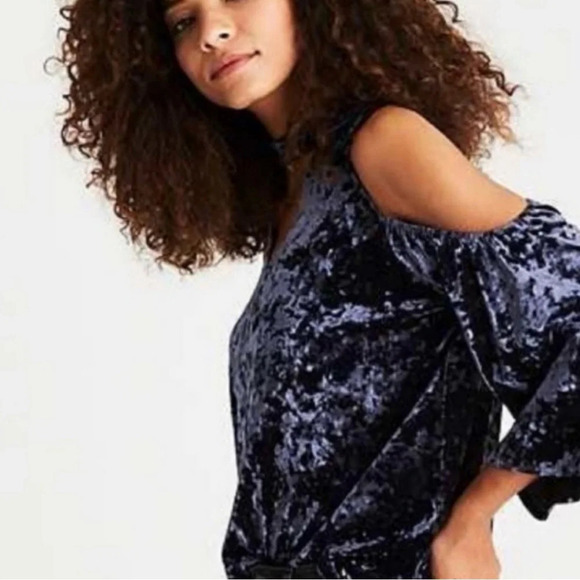 American Eagle Outfitters Crushed Velvet Cold Shoulder Swing Top Size Small NWT - Picture 1 of 11